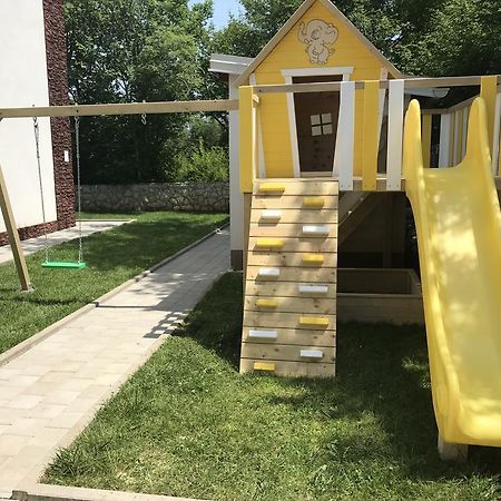 Villa Apartments Futura فانتاسيسي المظهر الخارجي الصورة